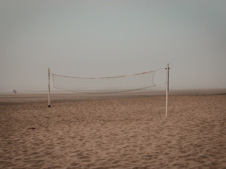 Red de voleibol de playa montada sobre la arena.